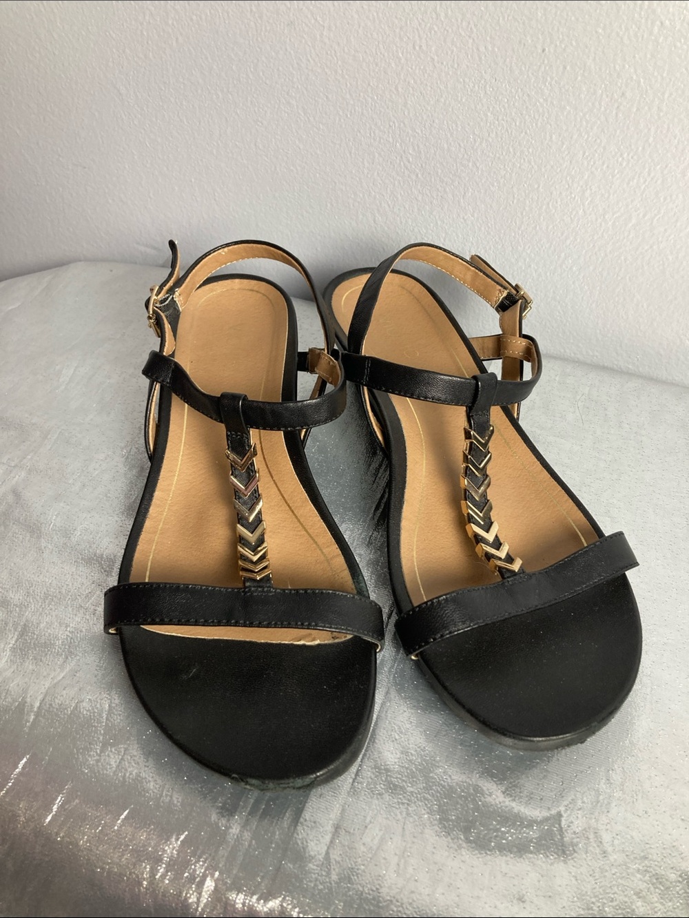Women’s Black Vionic T-Strap Sandals with Metallic Accent Sz 9M